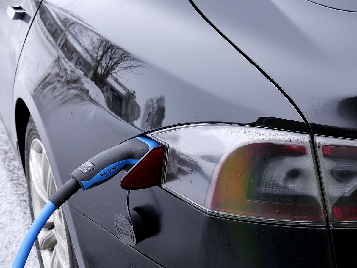 Voiture électrique branchée sur une borne de recharge