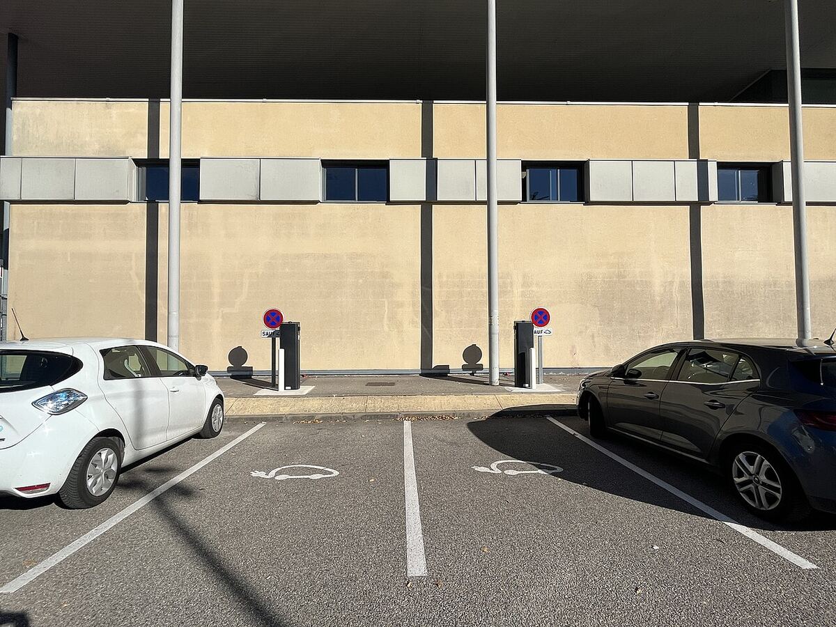 Places de recharge pour voitures électriques sur le parking d'un supermarché
